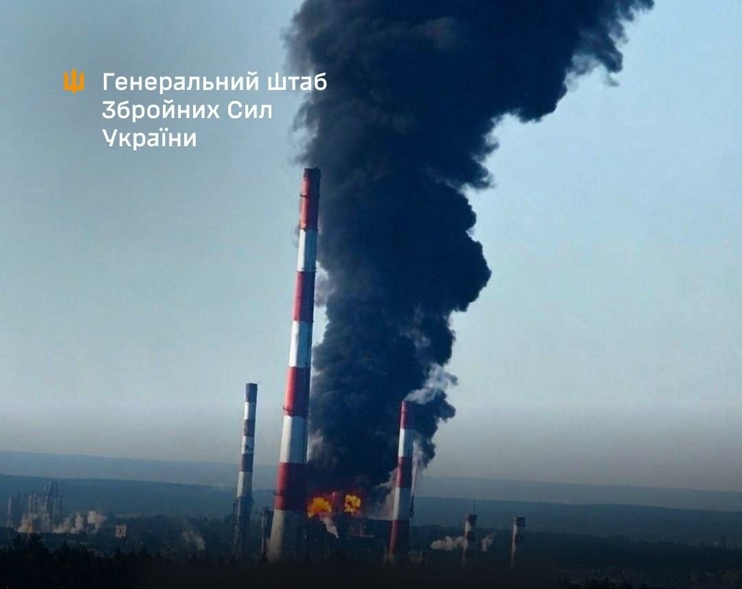 Палає ворожий нафтопереробний завод.