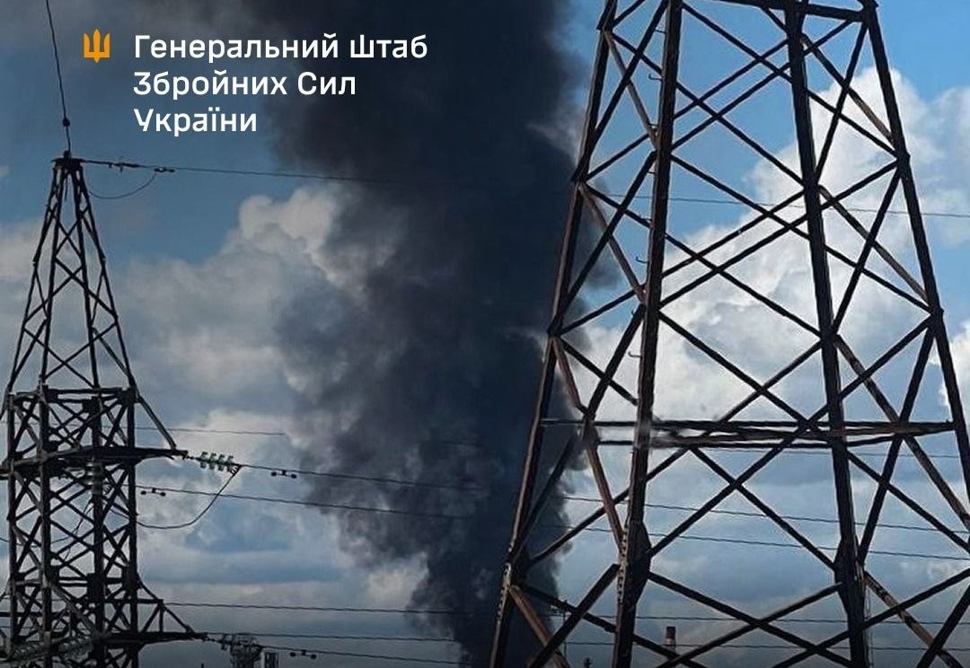 Чорний дим валить на ворожому НПЗ