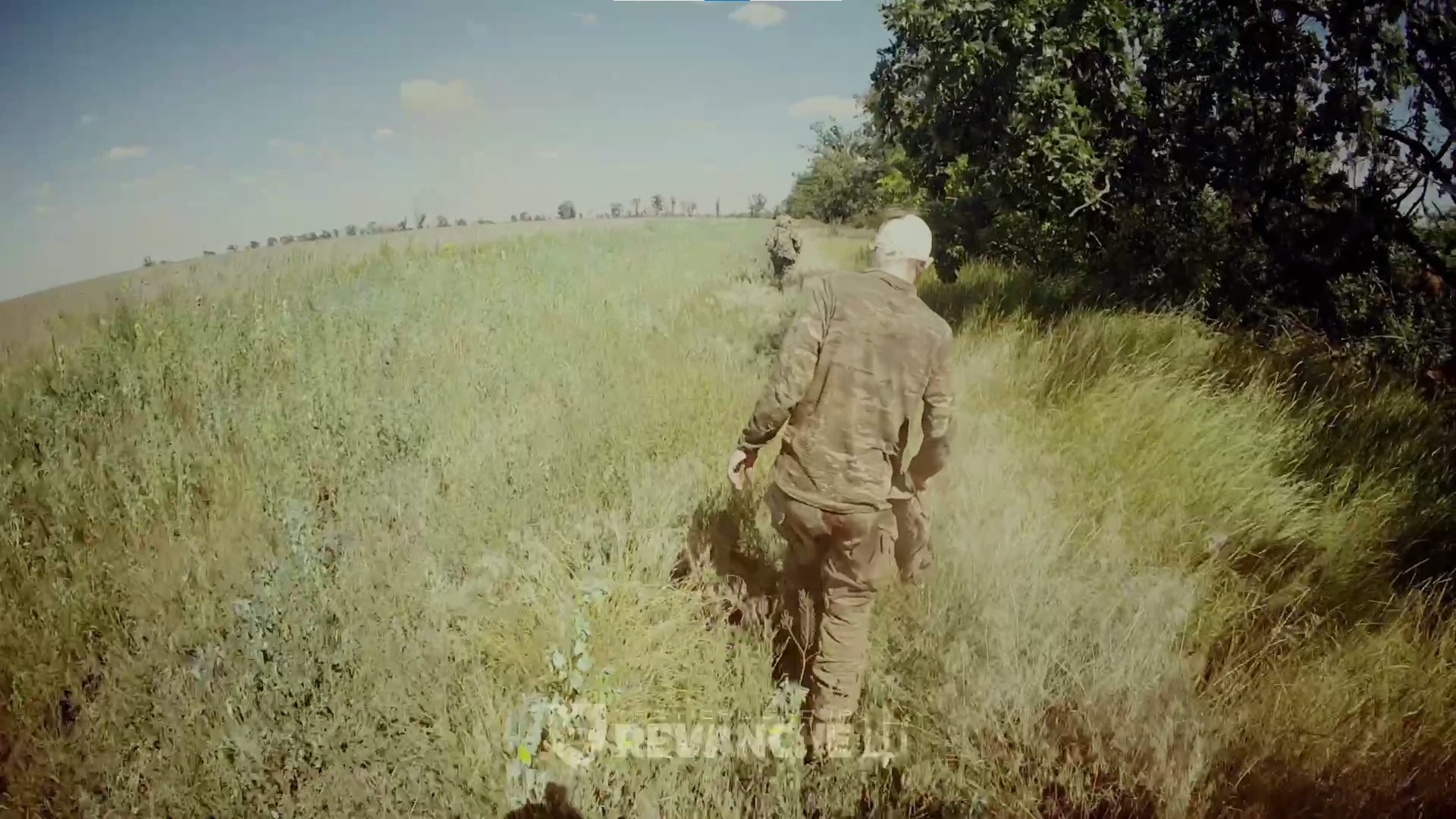 Полонений росіянин іде до наших позицій