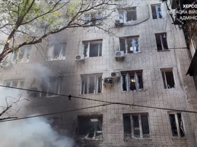 Дрон ударив по центру Херсона: росіяни вбили жінку, ще двоє людей поранені