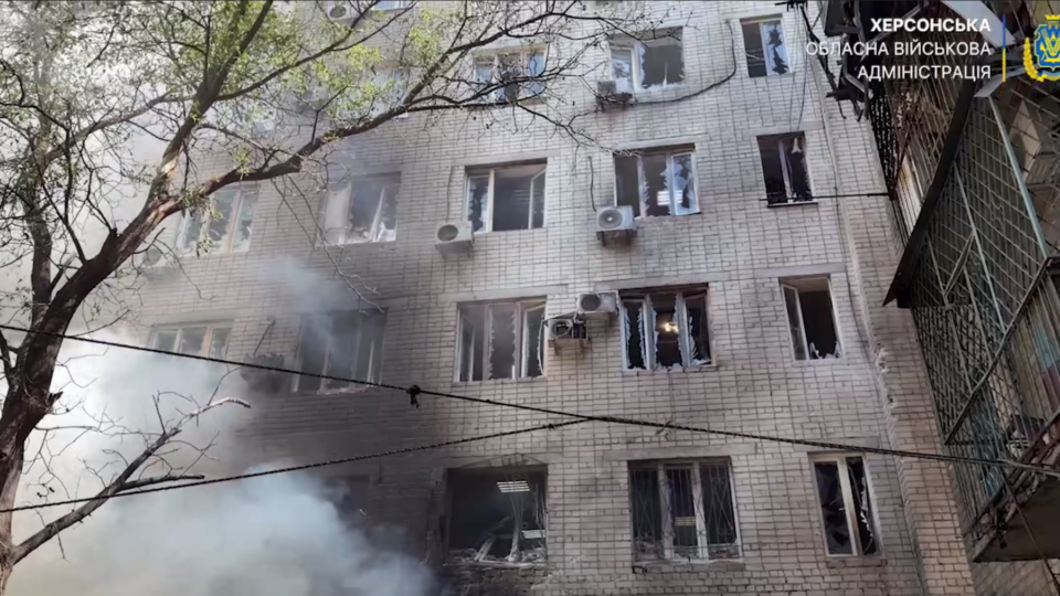 Дрон ударив по центру Херсона: росіяни вбили жінку, ще двоє людей поранені 