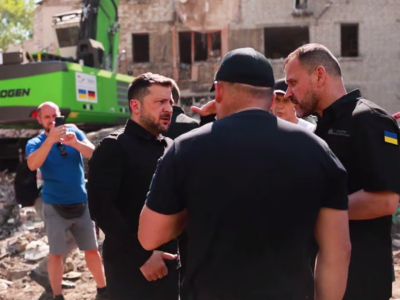 Одна ракета — 64 зруйновані квартири: Президент побував на місці удару по київській багатоповерхівці