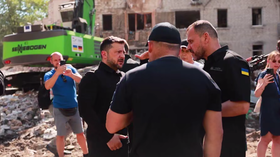 Одна ракета — 64 зруйновані квартири: Президент побував на місці удару по київській багатоповерхівці 