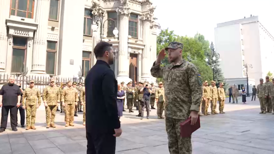 Льотчики, штурмани, техніки та інженери: Президент відзначив воїнів армійської авіації 