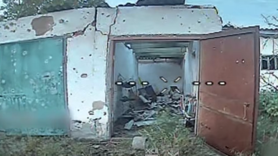 Залетів прямо в шпарину: 92-га бригада показала ліквідацію трьох окупантів, які ховалися в гаражі 