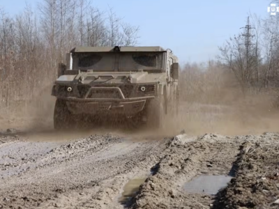 «Майже десять із десяти»: український бронеавтомобіль «Десна» пройшов жорсткий тест-драйв на полігоні