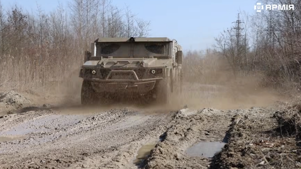 «Майже десять із десяти»: український бронеавтомобіль «Десна» пройшов жорсткий тест-драйв на полігоні 