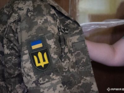 «Треба допомогти — значить, треба їхати»: як цивільні лікарі обстежують захисниць у прифронтовій зоні