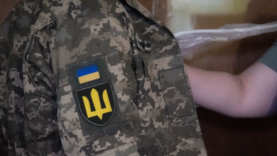 «Треба допомогти — значить, треба їхати»: як цивільні лікарі обстежують захисниць у прифронтовій зоні 