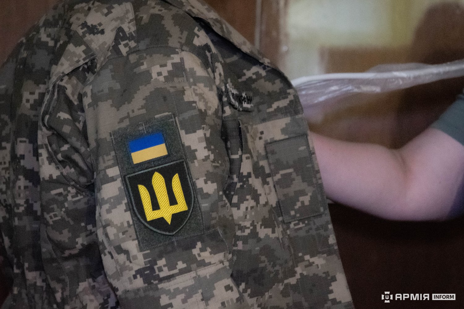 Лікар проводить медогляд військовослужбовиці