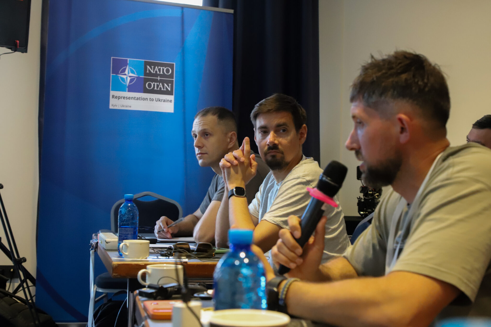 Студенти задають питання під час заняття на навчальних курсах НАТО для військових комунікаторів