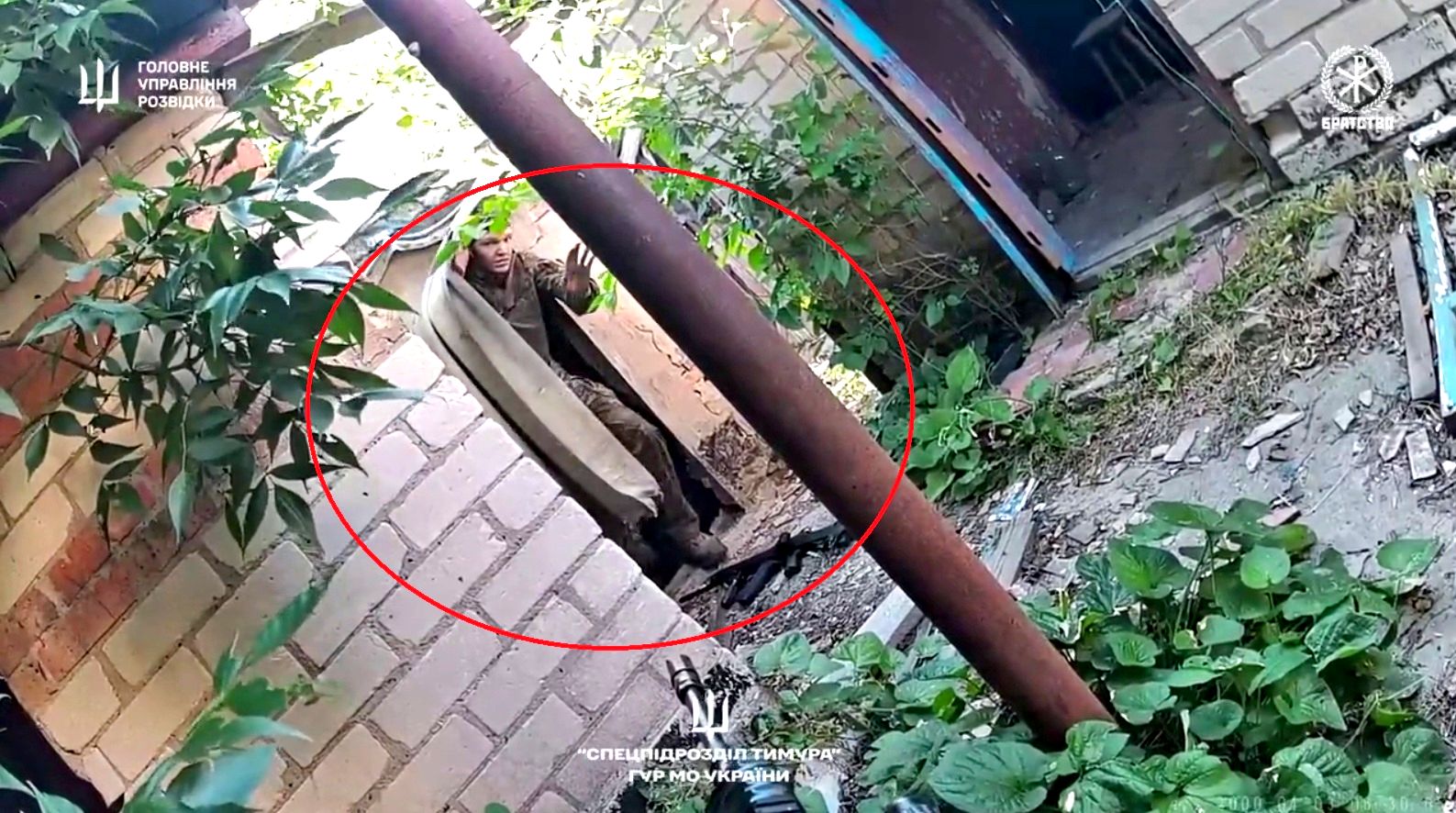 Захоплення російського полоненого, який склав зброю
