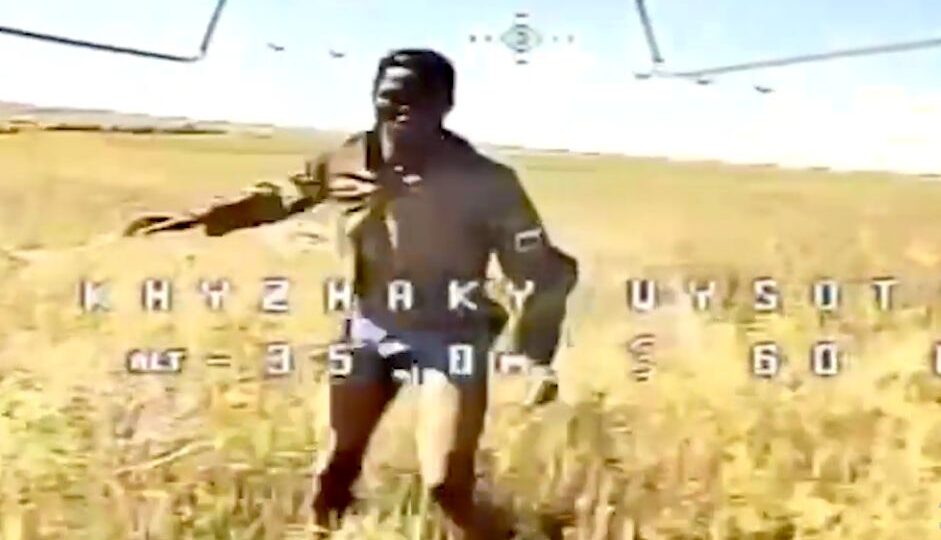 «Африканець в трусіках»: FPV-дрон ганяв полем найманця рф в одному спідньому 