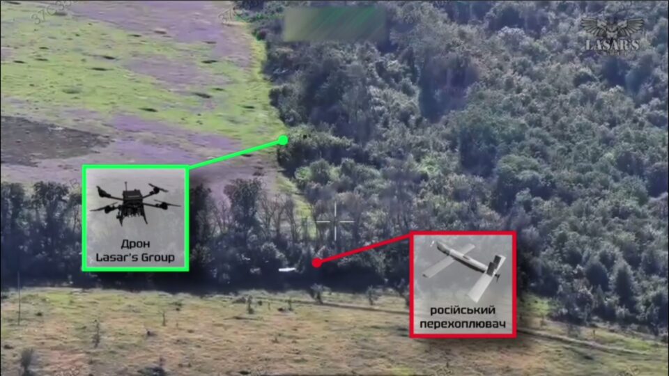 Маневр і ще маневр: наш бомбер зміг втекти від російського перехоплювача 
