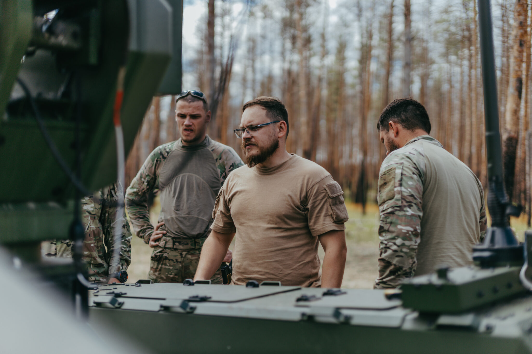 Командир полку ППО «Аквіла» Третього армійського корпусу Максим Зайченко з бойовими побратимами