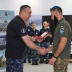 Віцеадмірал Неїжпапа нагороджує бійців.