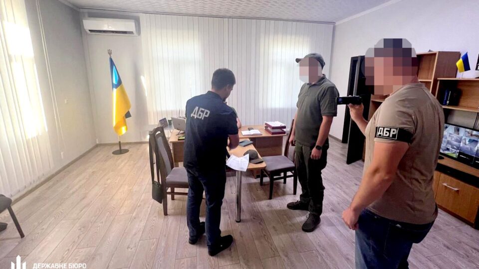 Керівник ТЦК на Львівщині фіктивно оформив знайомого на військову службу — ДБР 