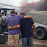 Чоловіки стоять біля місця російського удару