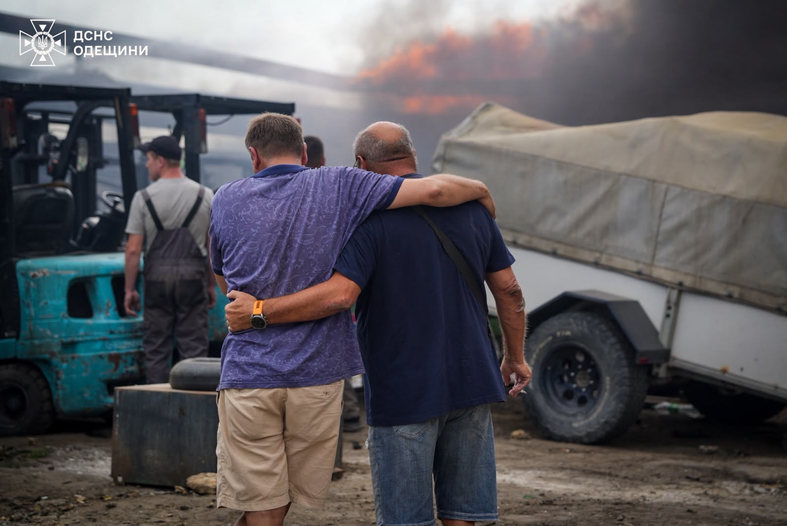Чоловіки стоять біля місця російського удару