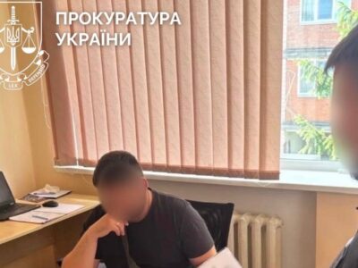 «Чистив дані» у реєстрі за долари: правоохоронці викрили схему ухилення від мобілізації