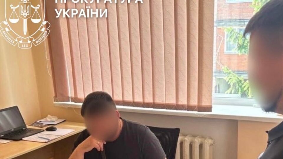 «Чистив дані» у реєстрі за долари: правоохоронці викрили схему ухилення від мобілізації 
