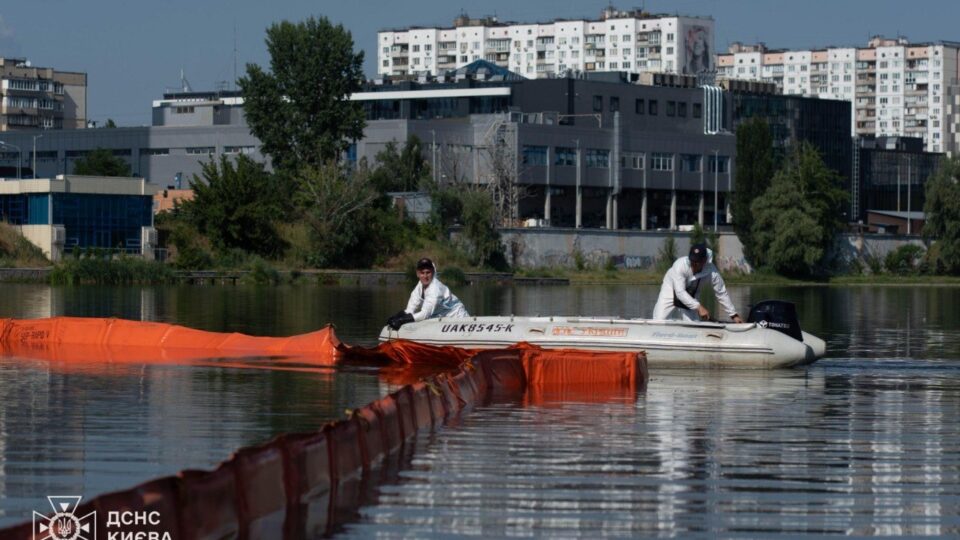В акваторію озера у Києві унаслідок ворожого обстрілу потрапили нафтопродукти: ДСНС ліквідовує наслідки удару 
