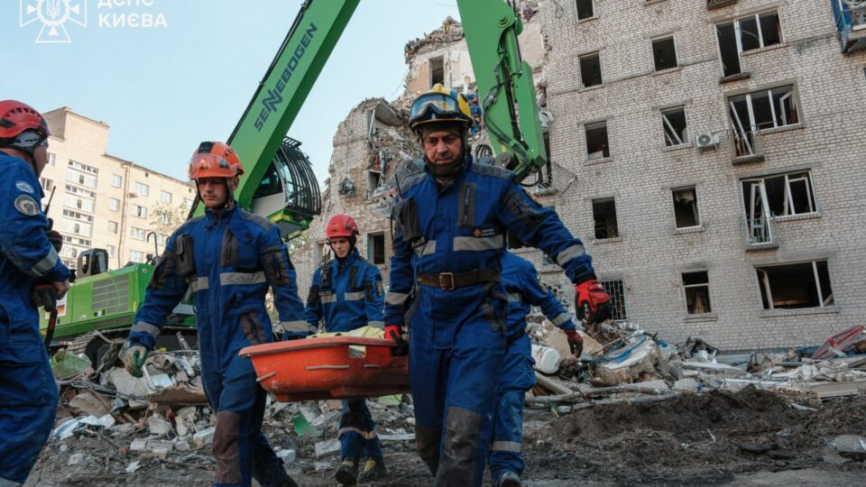 Кількість загиблих унаслідок російського удару по Києву зросла до 22: рятувальна операція триває 