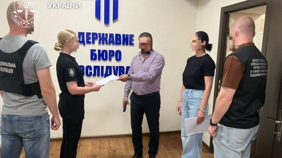 Фіктивно депортували «іноземців» за правопорушення: у Дніпрі викрито посадовців міграційної служби, які переправляли ухилянтів 