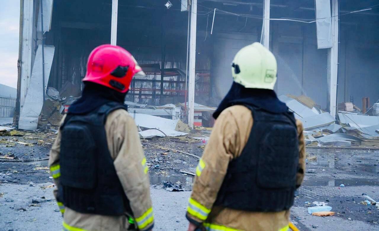 Двоє рятувальників ДСНС