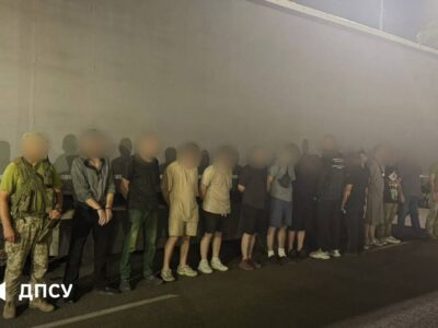 Десять порушників в коробках з-під меблів: прикордонники затримали перевізника «фурнітури» через кордон