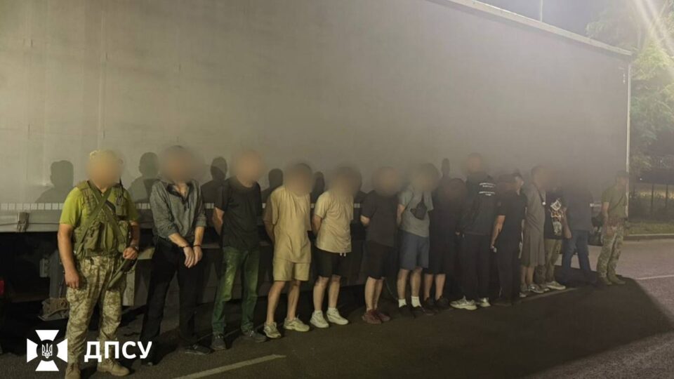 Десять порушників в коробках з-під меблів: прикордонники затримали перевізника «фурнітури» через кордон 