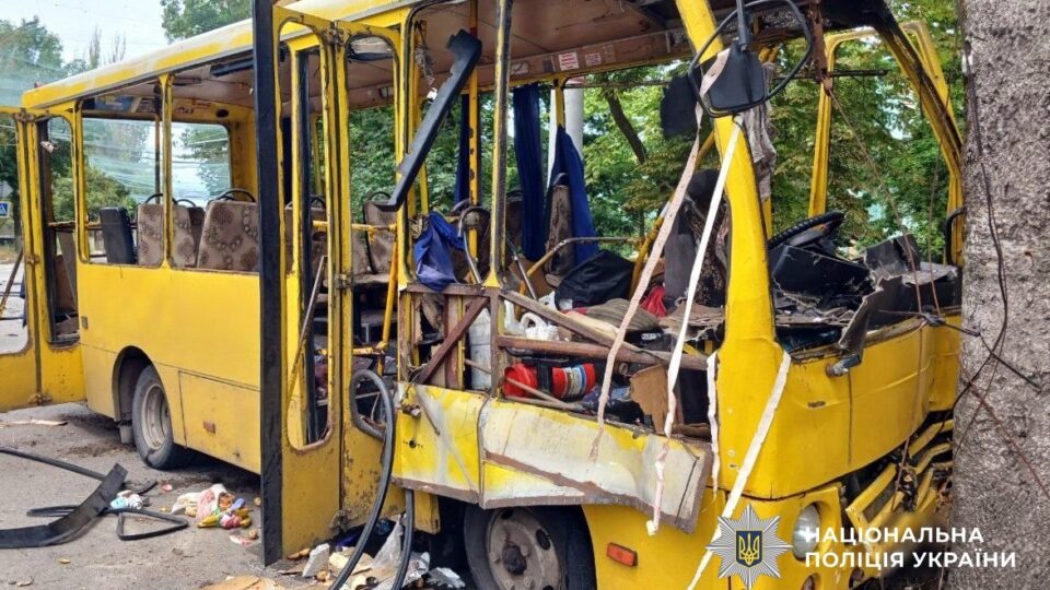 FPV-дрон по автобусу: у центрі Херсона росіяни поранили вісьмох цивільних 