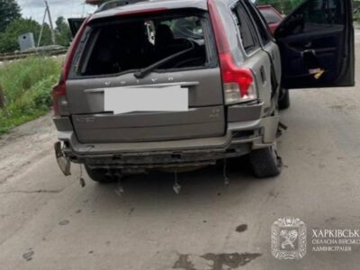 Росіяни атакували дроном авто з родиною на Харківщині: серед постраждалих — 5-місячна дитина