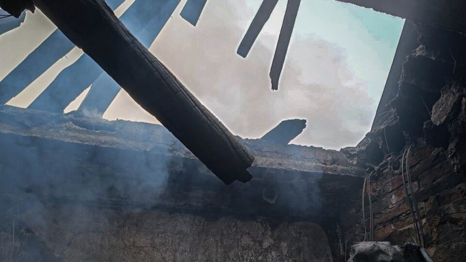 Російський дрон влучив у дев’ятиповерхівку в Сумах: є постраждалий 