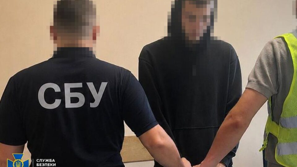 Палили авто ЗСУ та держустанови за вказівками з рф: СБУ затримала трьох агентів у трьох областях 
