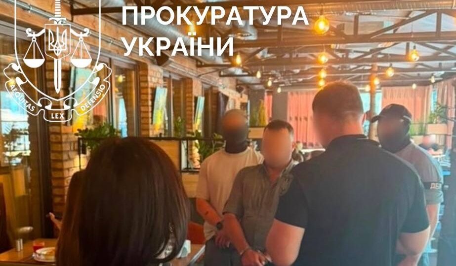 Тисячі доларів за службу в тилу: у Києві викрито посадовця військової частини 
