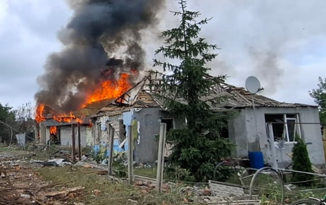 Розтрощена, палаюча будова