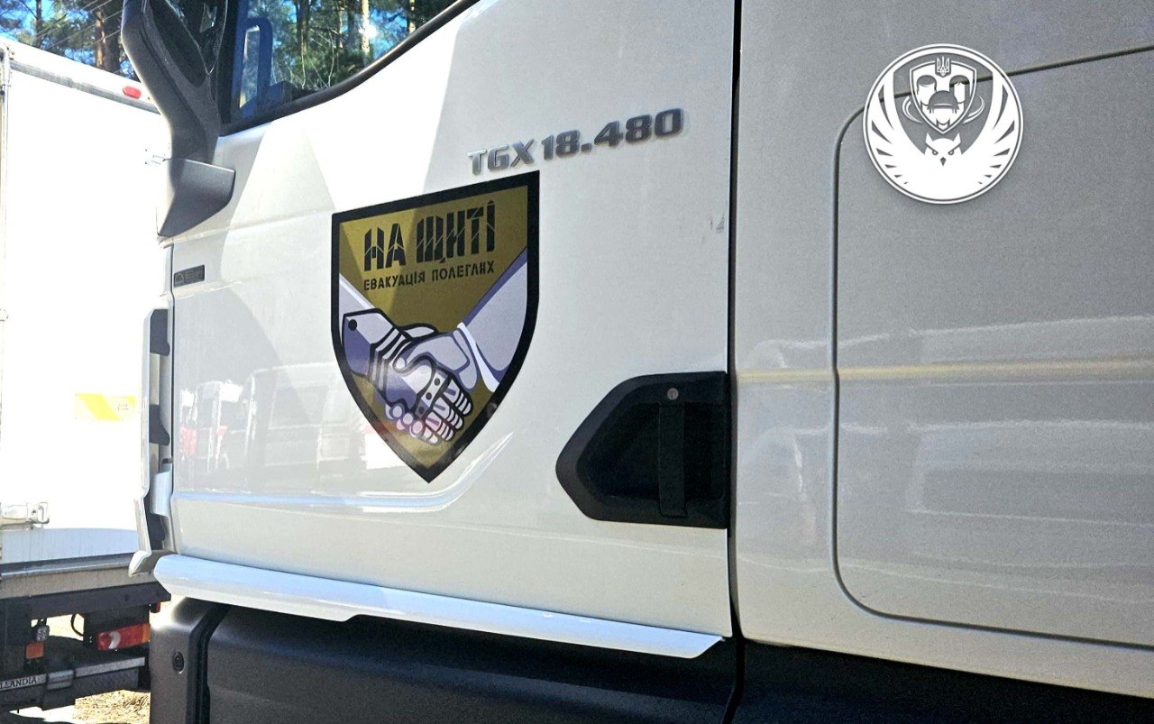 Герб на вантажівці Координаційного штабу з питань поводження з військовополоненими