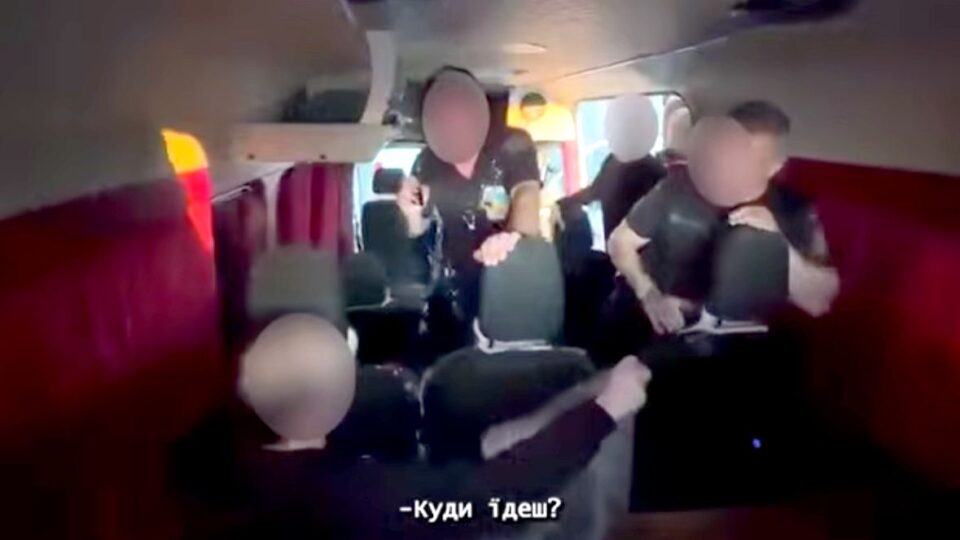 Обладнав сховок для ухилянтів: водій буса вирішив заробити на незаконному переправленні за кордон 