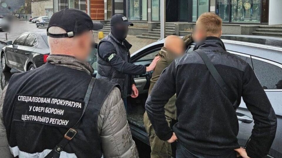 «Потрібний» висновок ВЛК за $9500 і «правильне» місце служби: справу щодо автора схеми передано до суду 