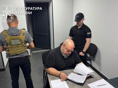 Нарахували незаконні «бойові» на понад 2,35 млн грн: двом керівникам медслужби та їхній підлеглій повідомлено про підозру