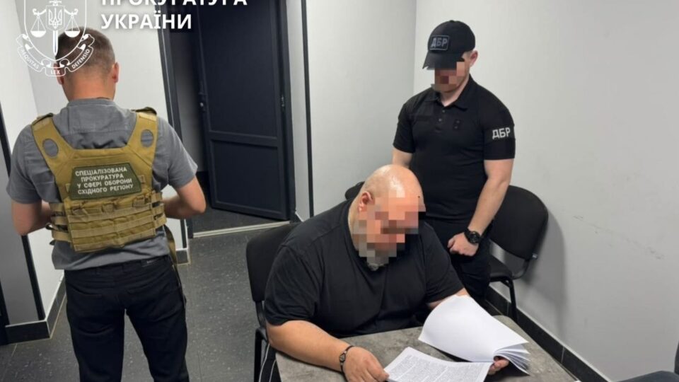 Нарахували незаконні «бойові» на понад 2,35 млн грн: двом керівникам медслужби та їхній підлеглій повідомлено про підозру 