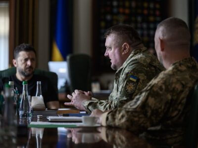 «Готуються до різних сценаріїв»: Володимир Зеленський провів нараду з командирами восьми армійських корпусів
