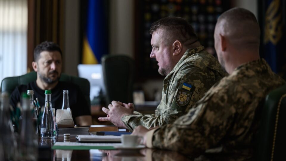 «Готуються до різних сценаріїв»: Володимир Зеленський провів нараду з командирами восьми армійських корпусів 