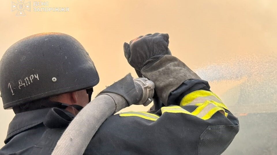Гасили під загрозою повторних ударів: у Запоріжжі після атаки БПЛА постраждали троє людей 