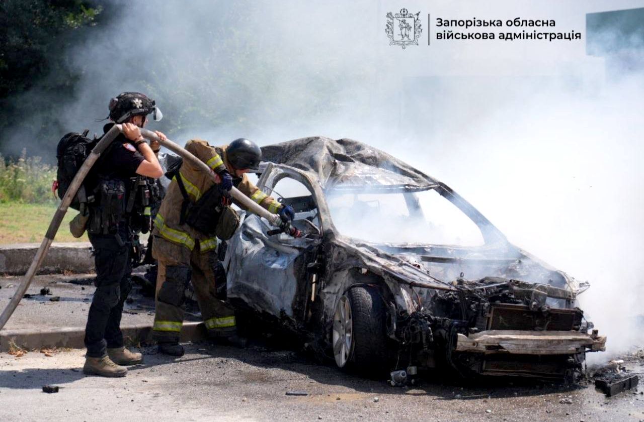 Пожежники біля згорілого авто у Запоріжжі
