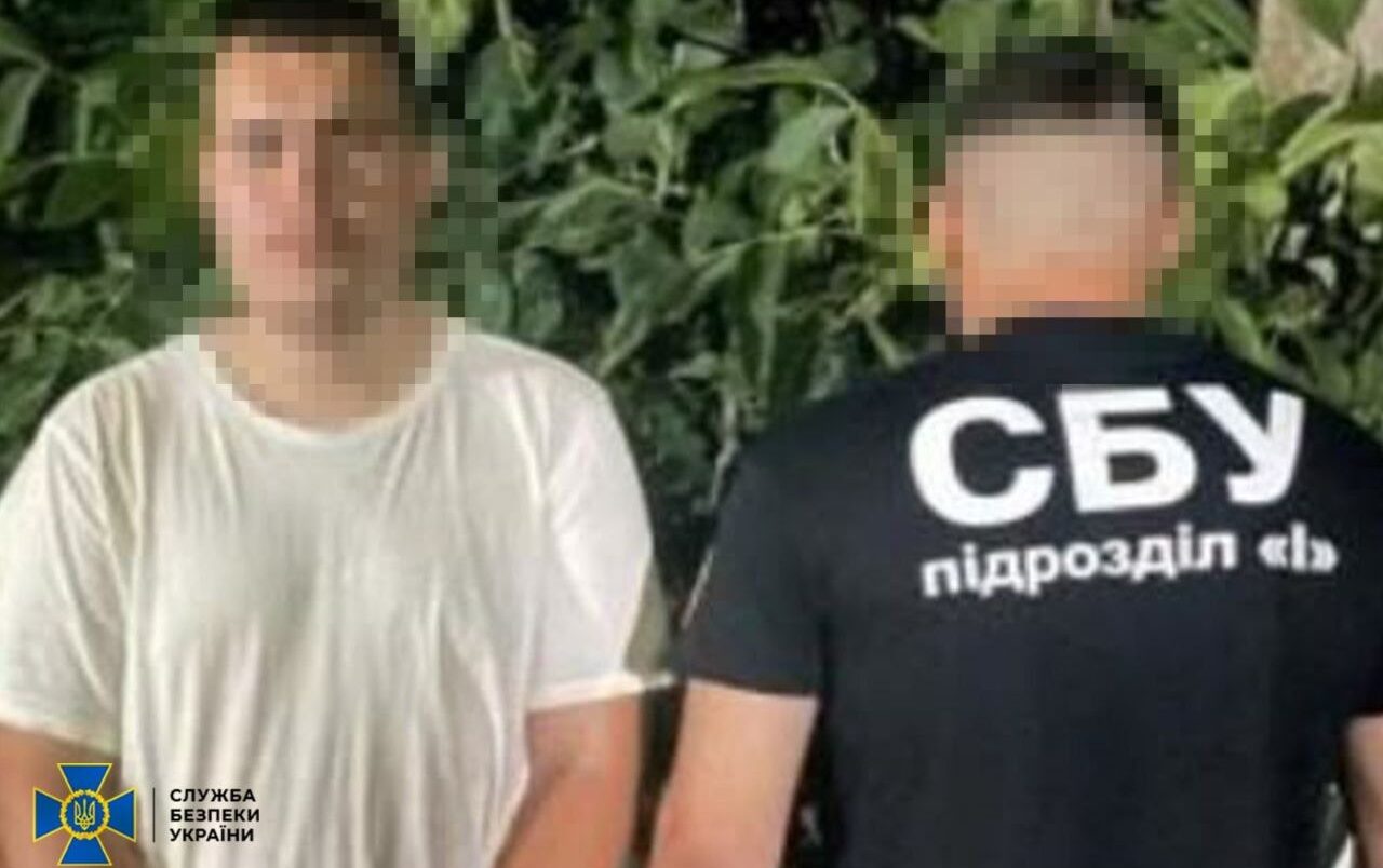 Співробітник СБУ поруч із затриманим