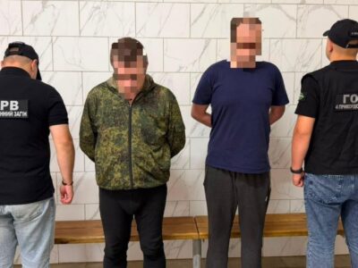 На Харківщині двом окупантам повідомили про підозру за незаконне ув’язнення чоловіка, який шукав їжу для хворої матері