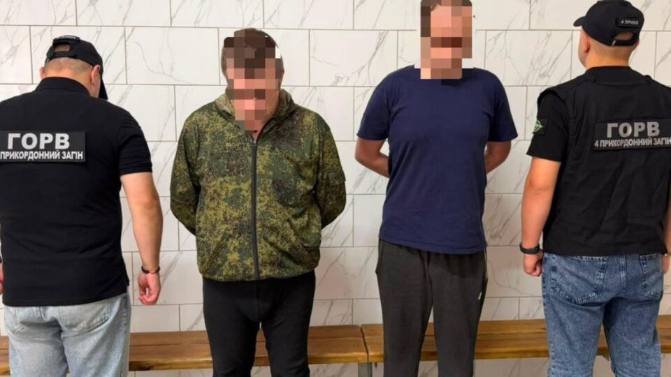 На Харківщині двом окупантам повідомили про підозру за незаконне ув’язнення чоловіка, який шукав їжу для хворої матері 