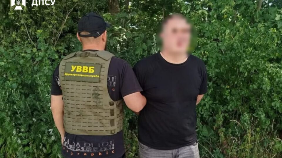 Дезертир намагався дати хабар прикордонникам посеред лісу: затримано утікача до Придністров’я 